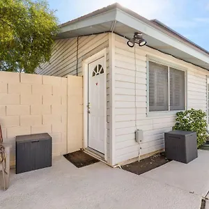 Holiday home Charming Overlooking The Pool., Phoenix